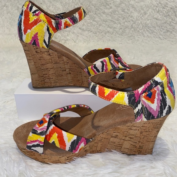 Toms  Wedge Southwest blue yellow Aztec colorful print heel sandals cork 9.5 - Picture 3 of 6